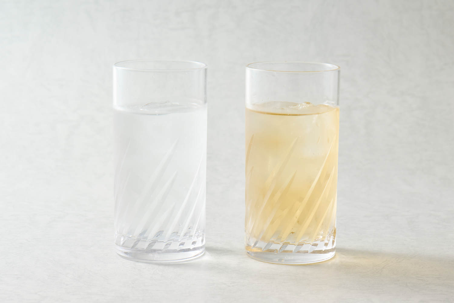 無添加の「フルールブラン」(左)と蒸留後に糖蜜を加えた「フルールメラス」(右)を、水やソーダなど好みの割り方で