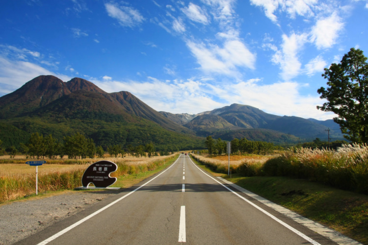 山に向かって真っすぐにのびている道路