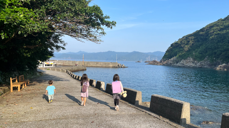 通学する子どもたち