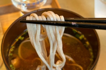写真:名物が味わえる「北琵琶湖満喫御膳」香り高い「伊吹在来そば」を堪能