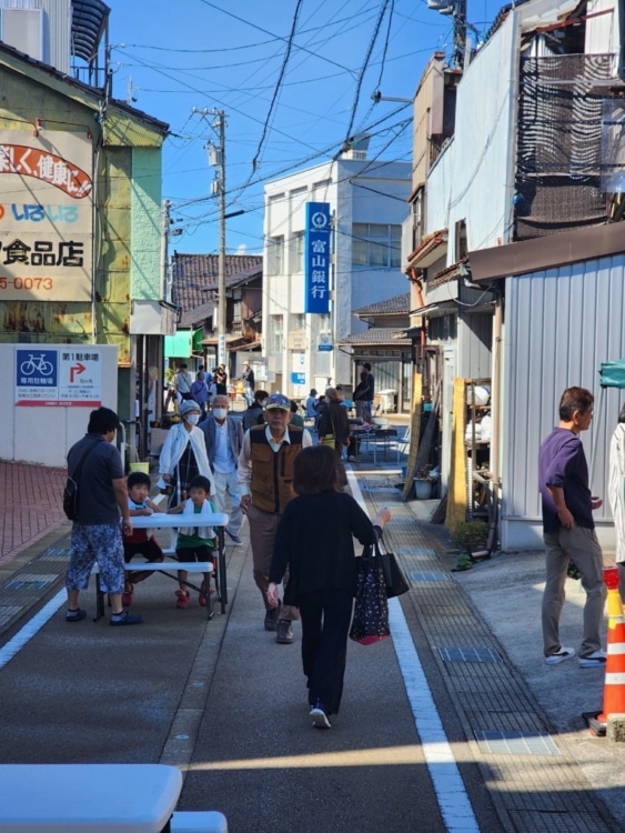 晒屋を練り歩く大勢の参加者