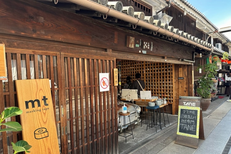 外観も店内も木の格子でできているお店