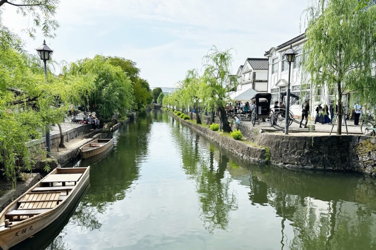 川沿いに並ぶきれいな白い建物