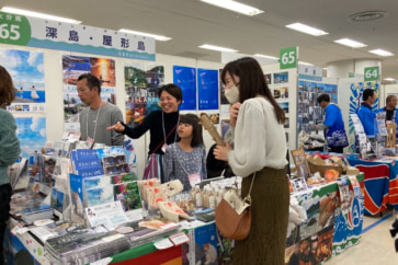 写真:住民11人の大分深島から家族で東京へ。久しぶりの都会に子どもたちは大興奮