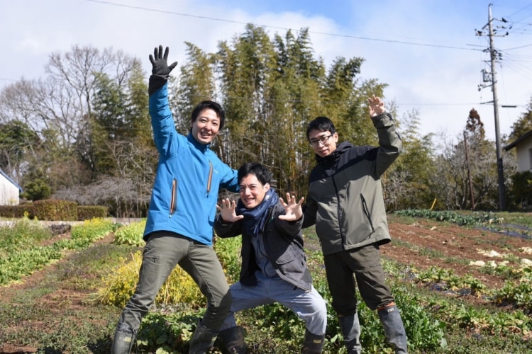 3人の男性がポーズをとっている