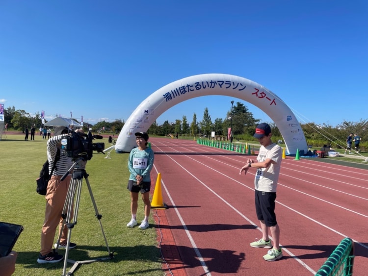 インタビューに答える野口みずきさんと水野市長