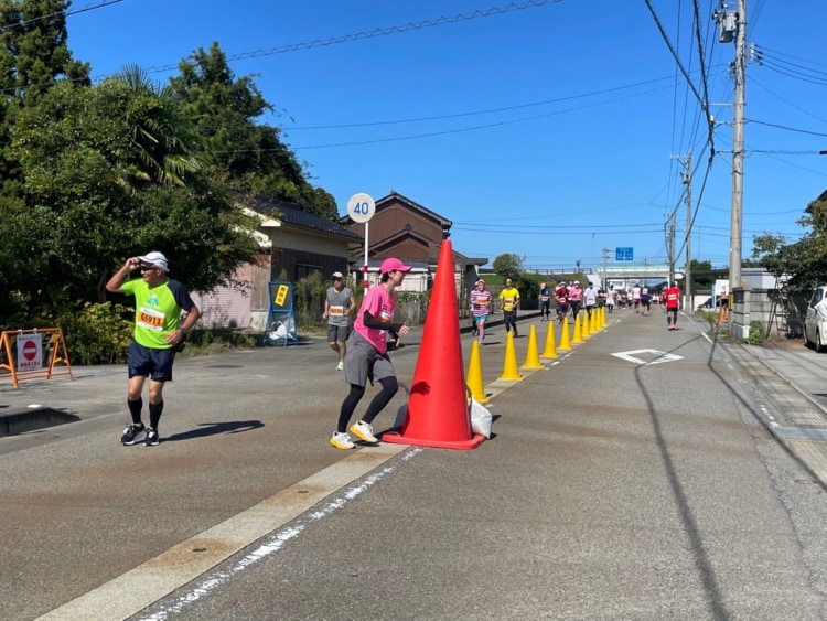 折り返し地点のコーンの周りを走るランナー