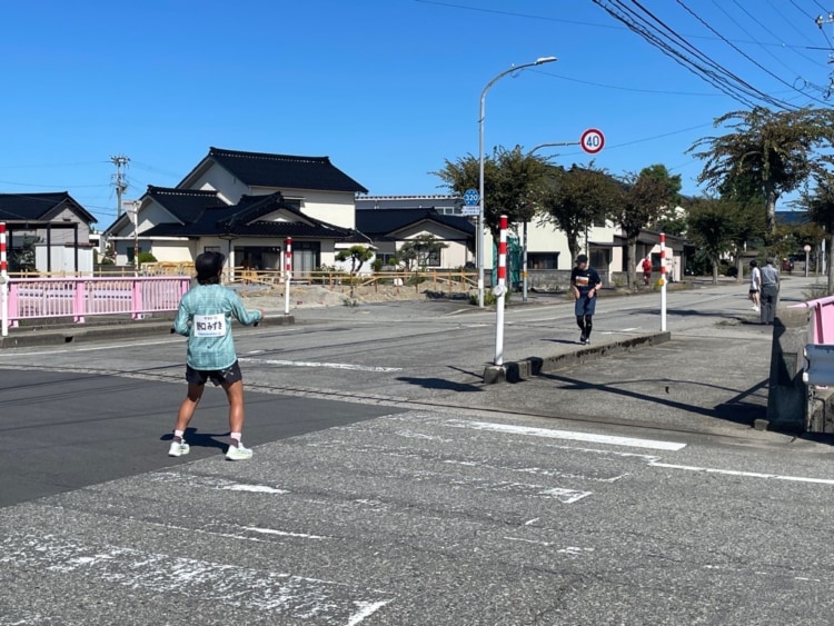 沿道で応援する野口みずきさん