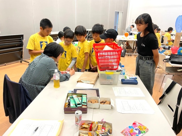 テーブルの周りに集まる子どもたち