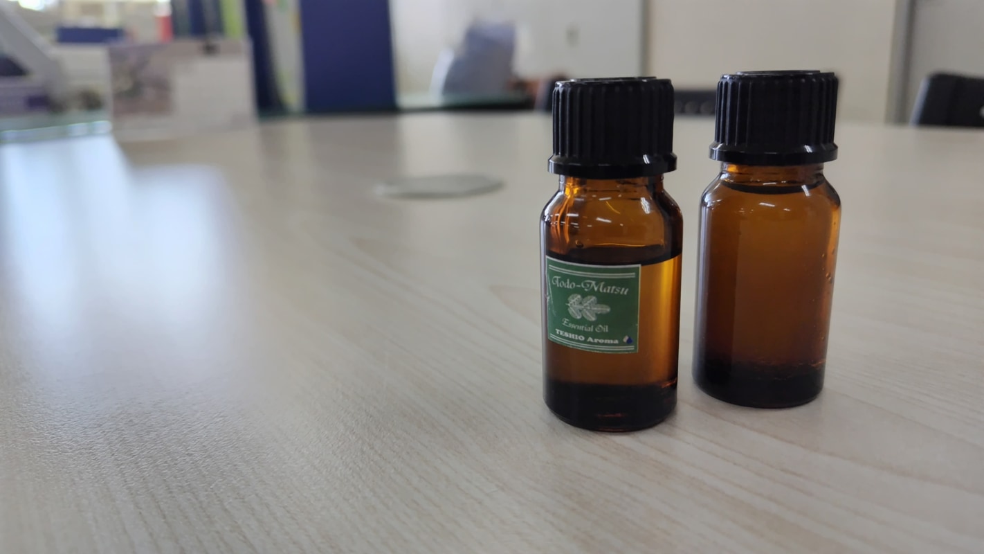 トドマツ精油のビン