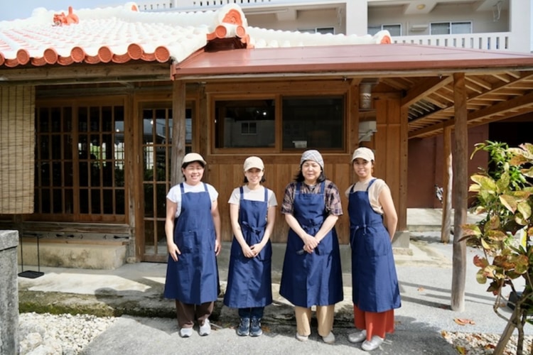 おそろいのエプロン姿でならぶ4人の女性