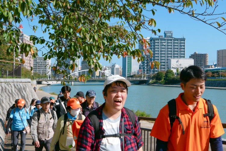 川沿いを歩く参加者たち