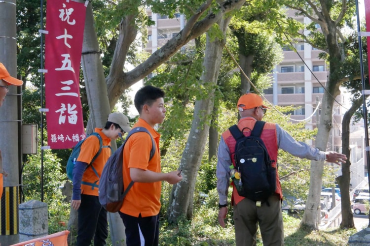 神社の境内を散策する参加者