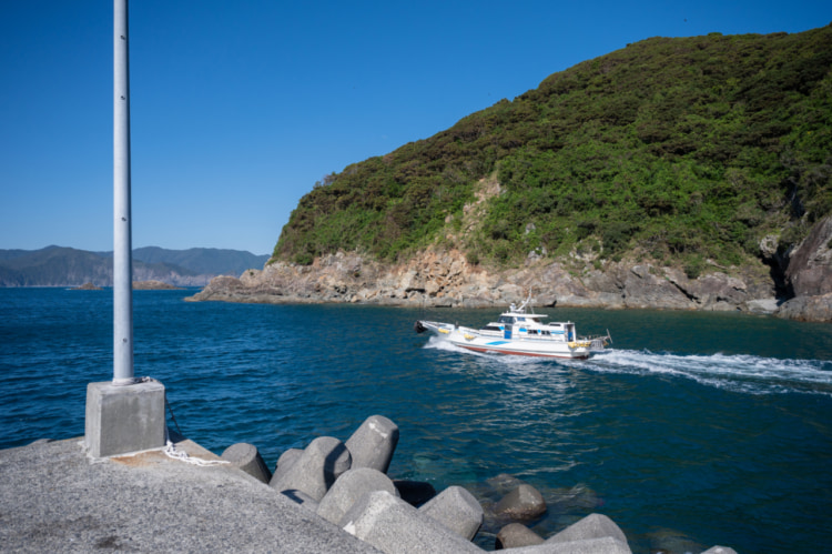 秋の深島の海