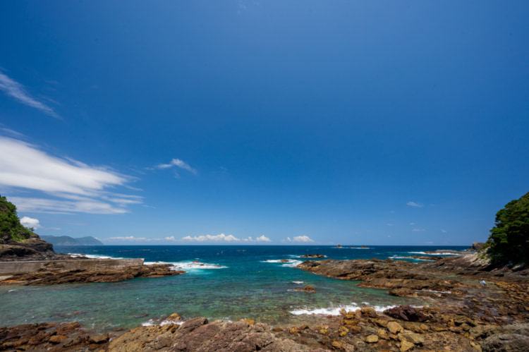 夏が来ると青い空に入道雲が浮かび、海もはっきりとした青に