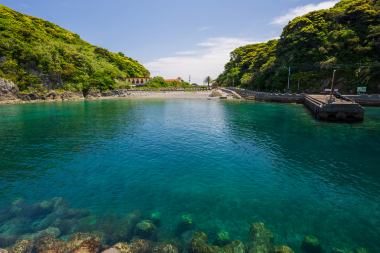 春の深島の海