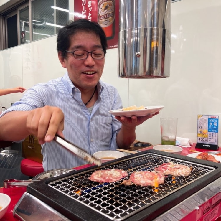 焼肉を食べる松浦達也さん