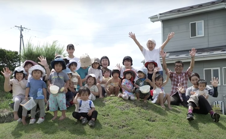 保育園んで子どもたちと並ぶ橘田さん