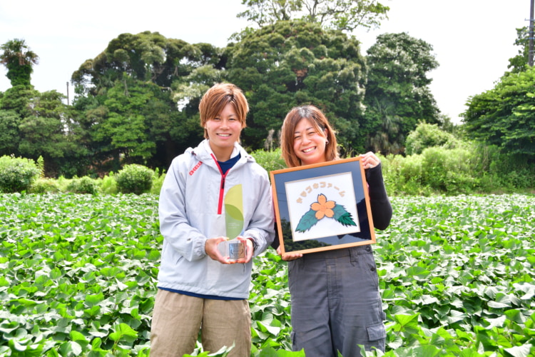 イモ畑に立つ鈴木さんと北川さん