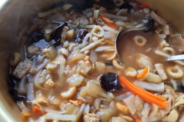 写真:北海道天塩町のムカゴ飯と手づくりこんにゃく。具だくさんの「開拓汁」でポカポカに