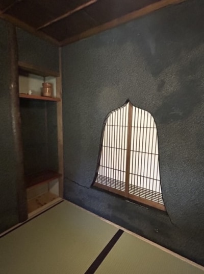 小窓の着いた茶室