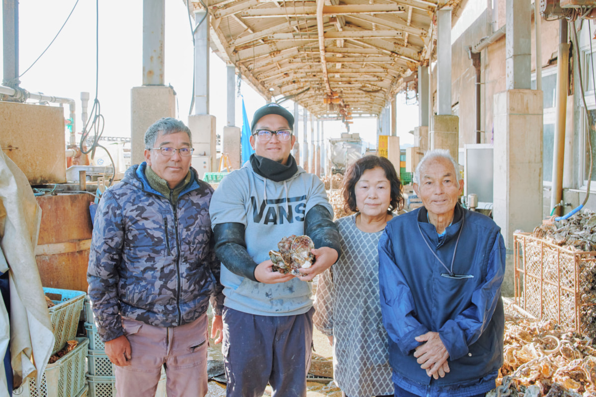 4人の人が並んでいる