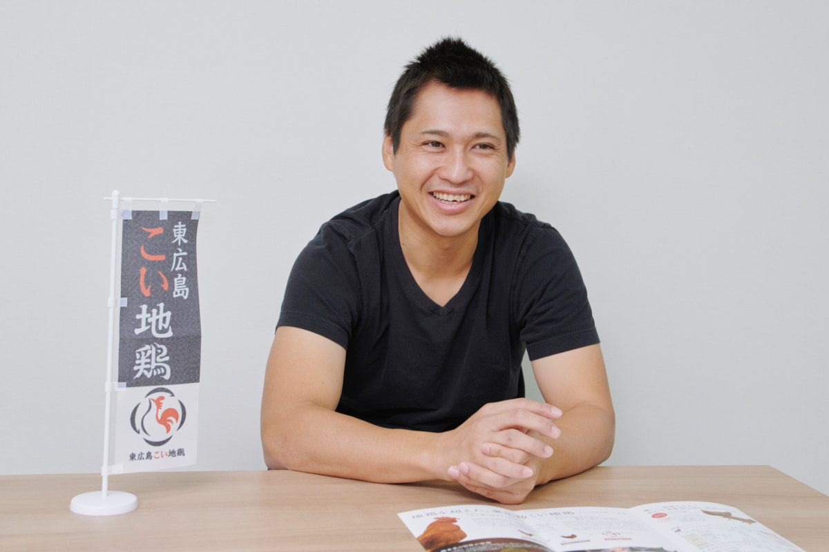 座って話している男性