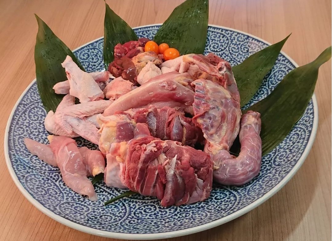皿にのっている鶏肉