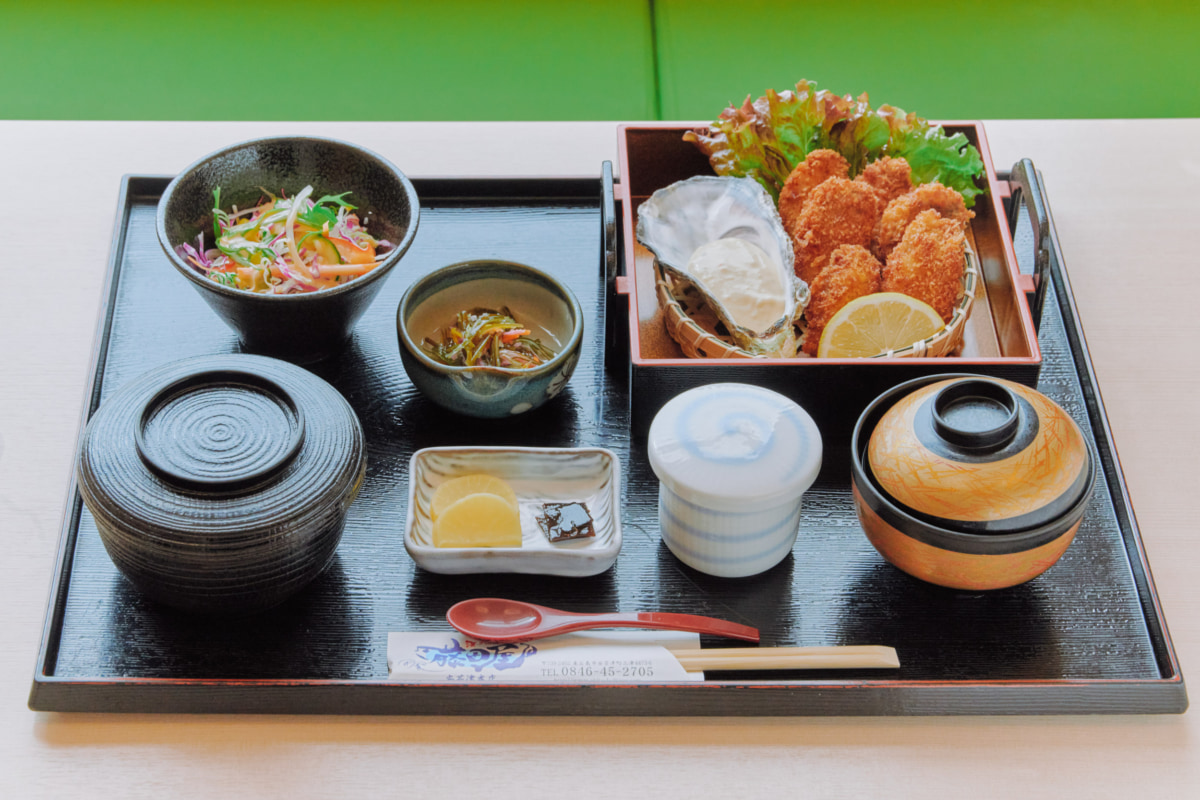 テーブルの上の料理