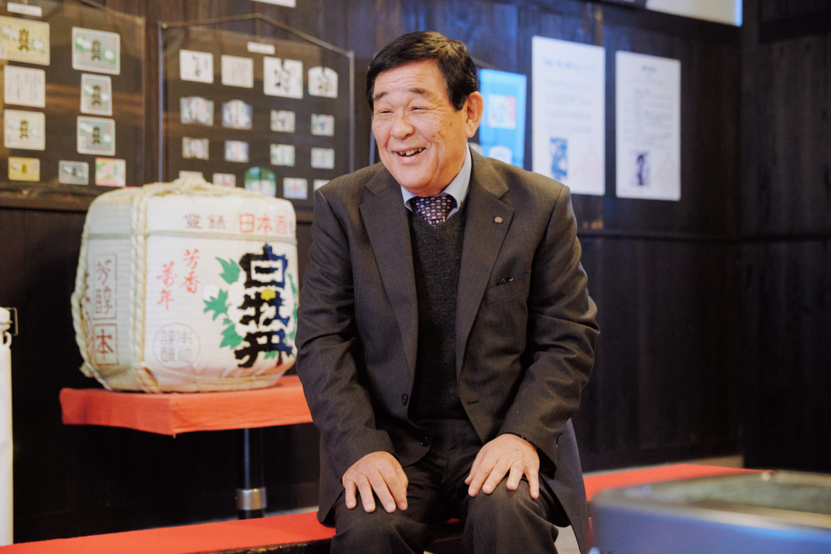 座っている男性