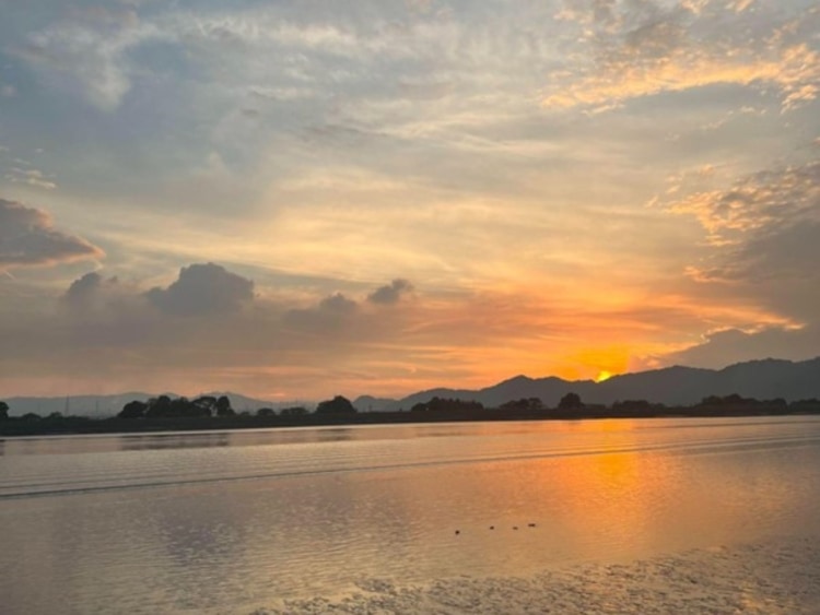 夕日が瀬戸内海の遠く山の向こうに沈んでいる