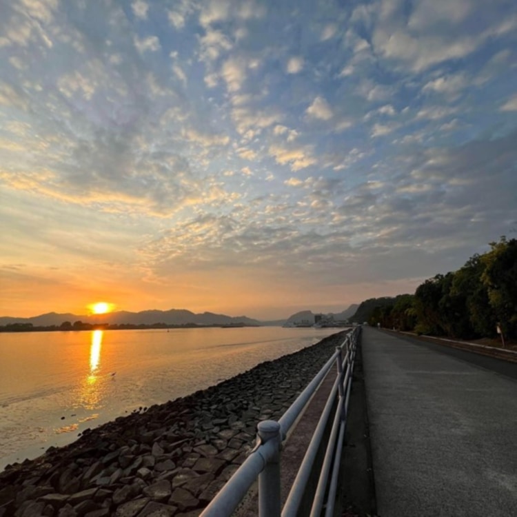 まっすぐにのびる海沿いの歩道で、海のすぐそばを歩くことができる