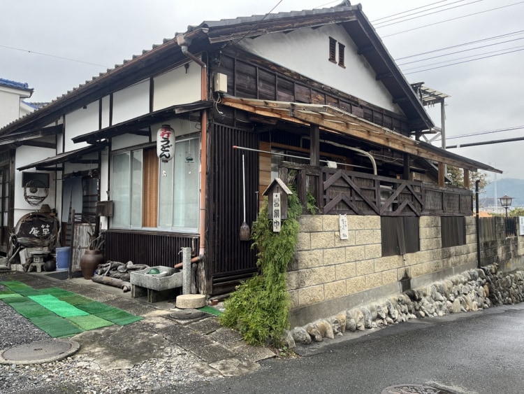 今回の企画の対象になる築90年のうどん屋さん外観