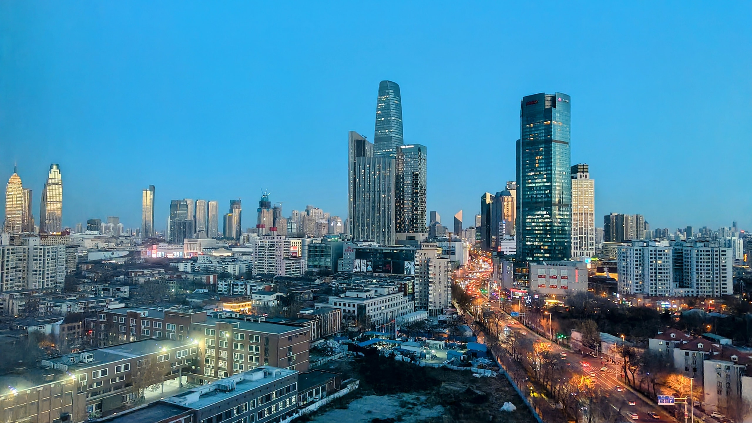 ビルが立ち並ぶ街