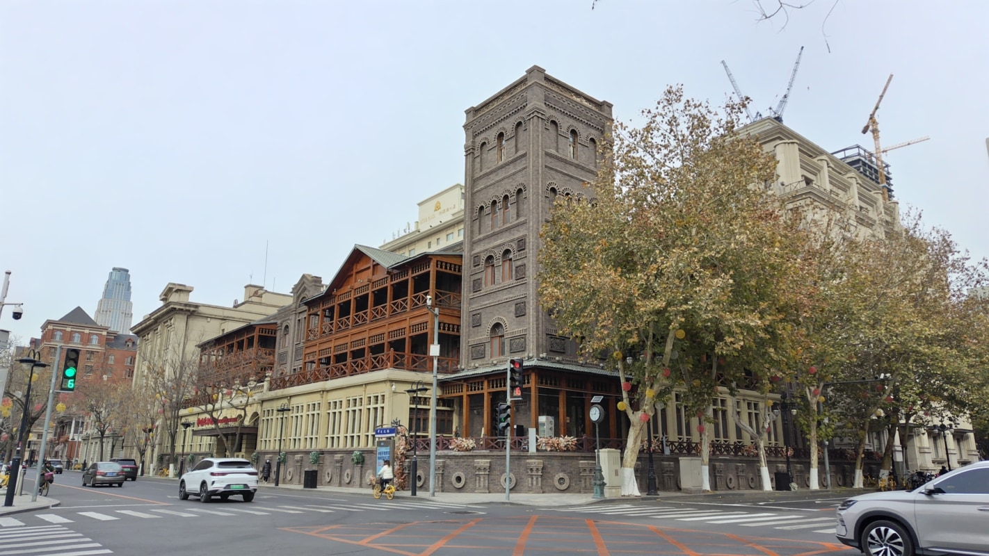 交差点の角に建つホテル