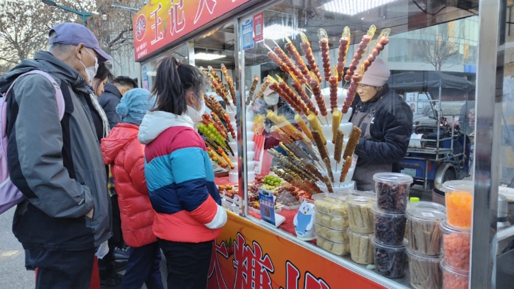 屋台に集まる人々