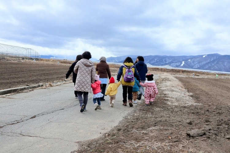 八ヶ岳の麓を歩く子どもたちと保育士