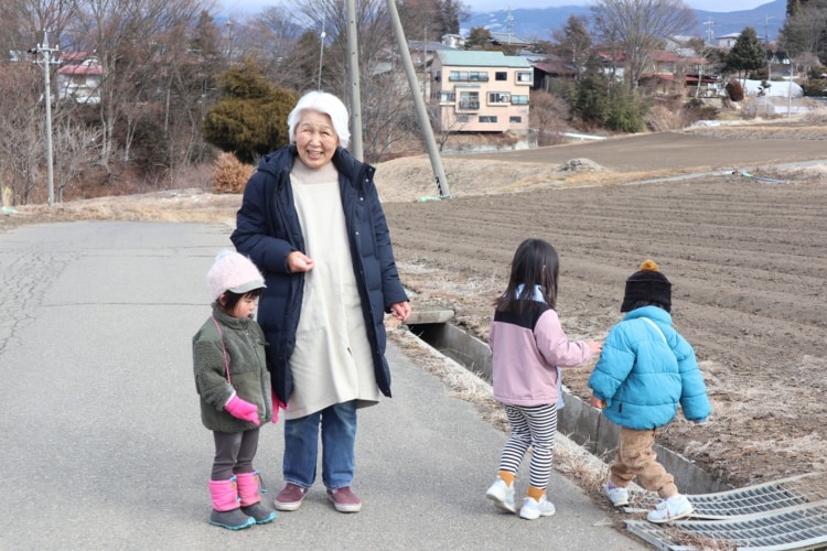 子どもたちと畑のなかを散歩する橘田さん