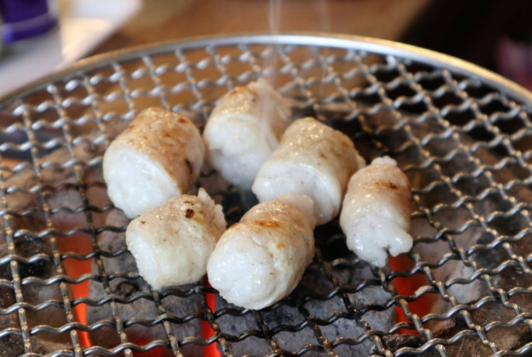 網の上で焼かれるホルモン