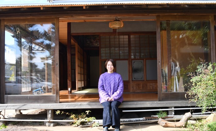 日本家屋の縁側に座る笑顔の女性