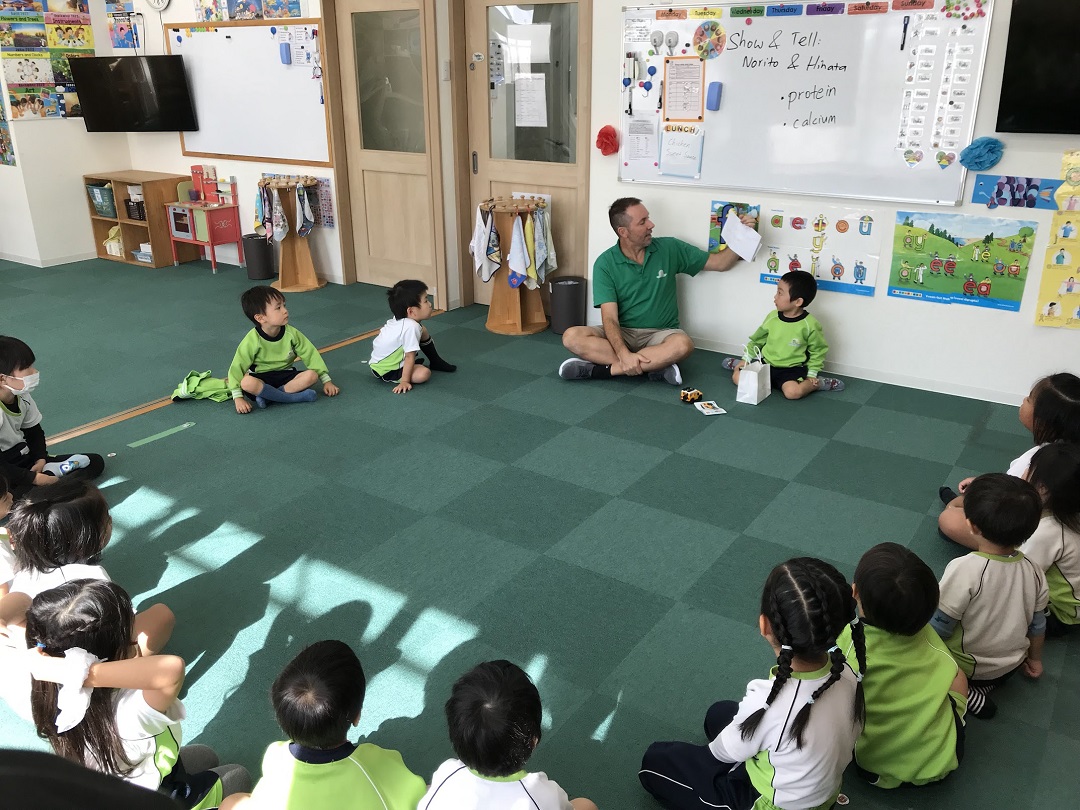 男性の周りにできる子どもたちの輪