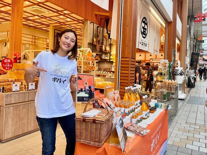 ほほ笑むTシャツ姿の女性