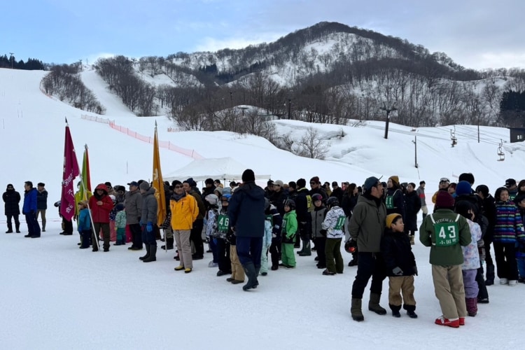 大会参加の町民が地区ごとに並んでいる