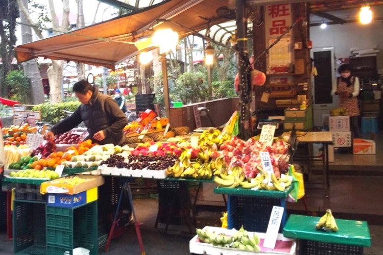 市場にあるいろんな果物