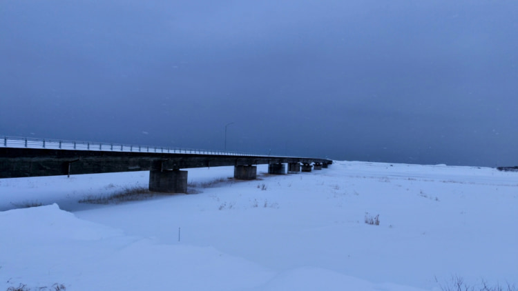 長い橋。一面の雪景色