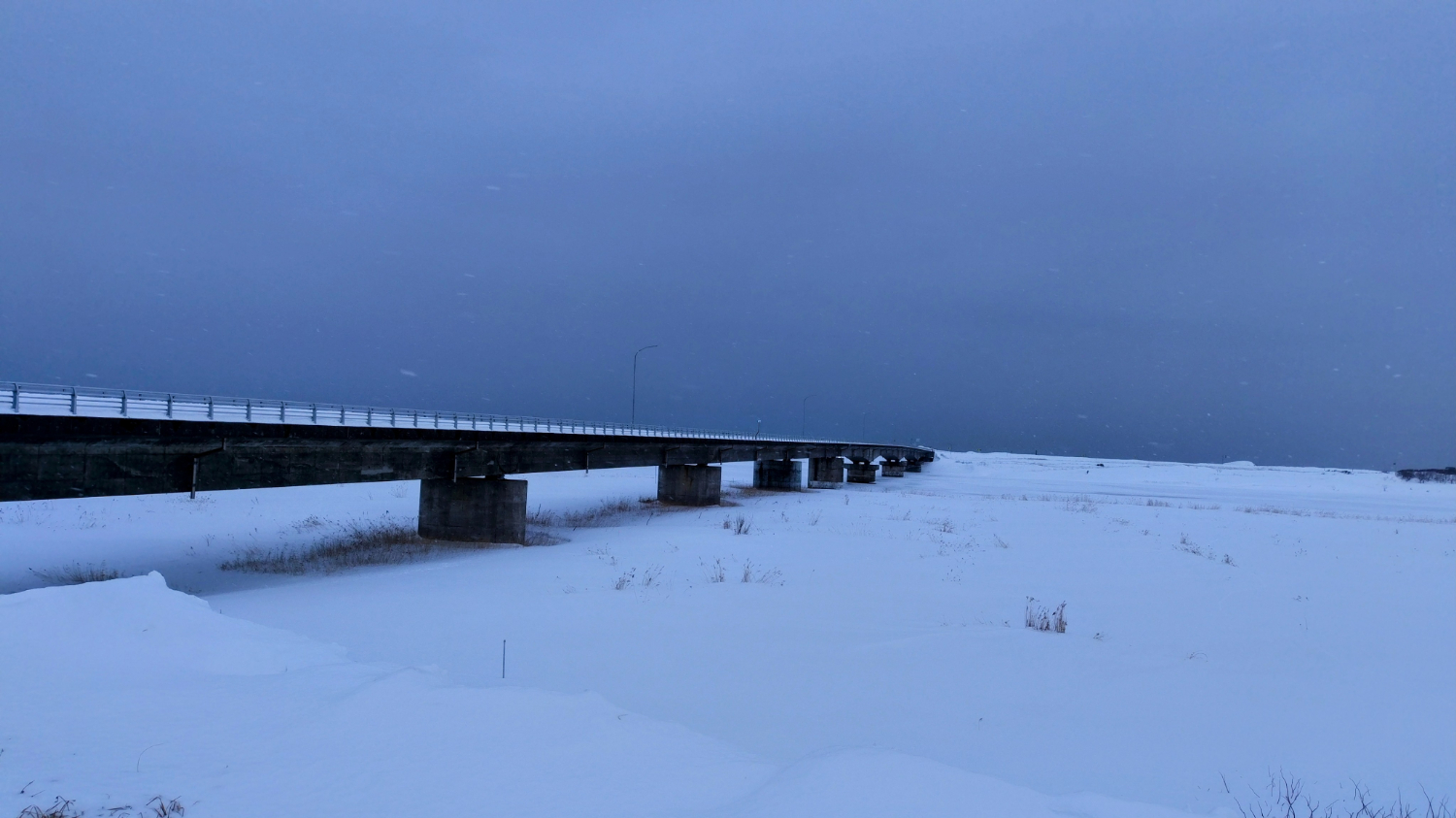 長い橋。一面の雪景色