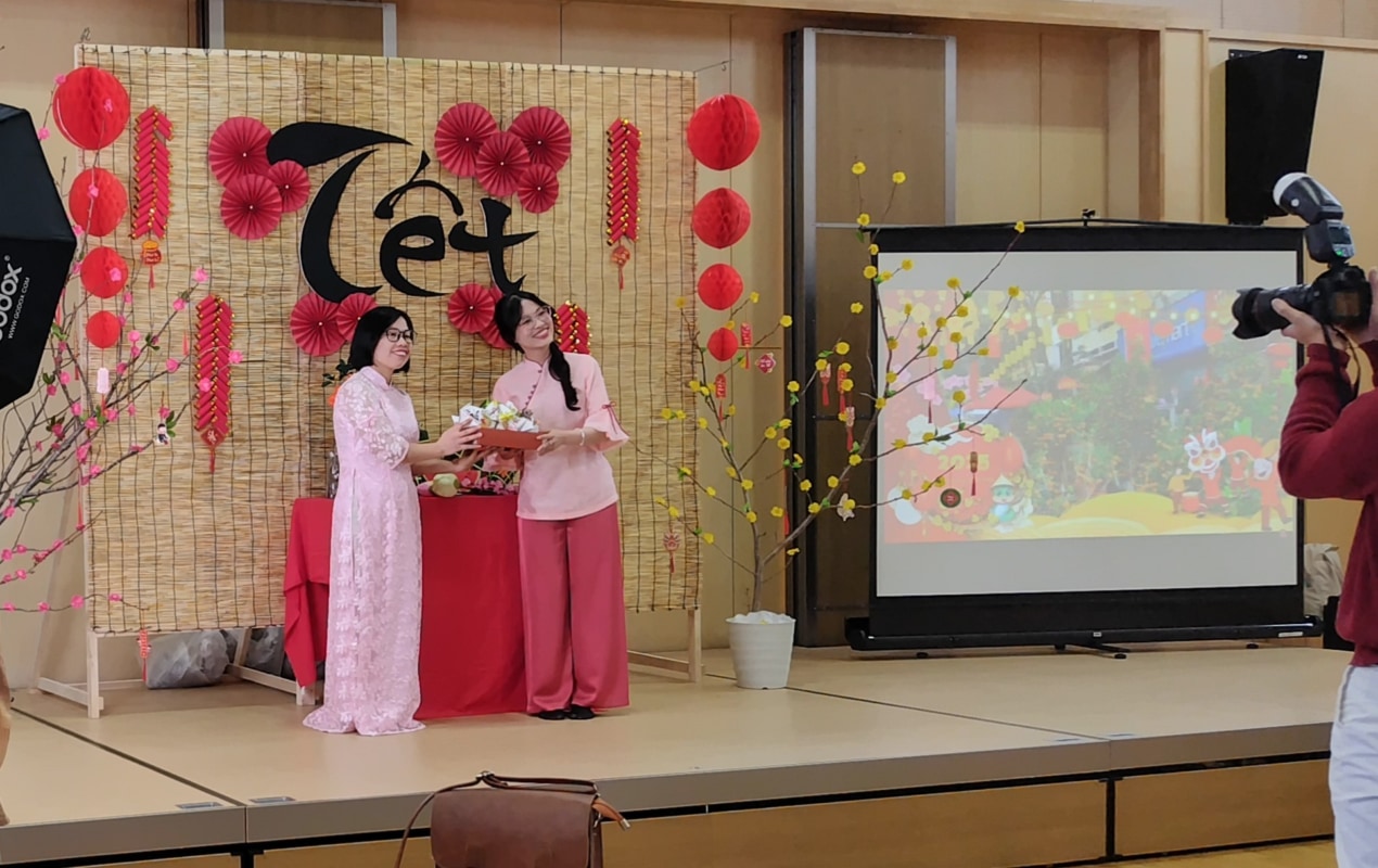 カメラに向かって笑う2人の女性