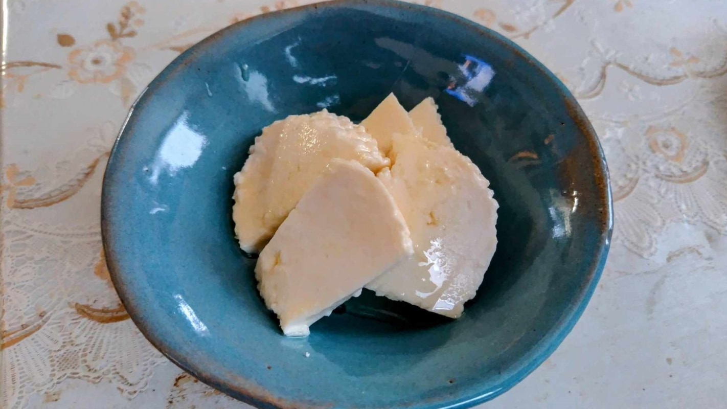 お皿に盛られた牛乳豆腐