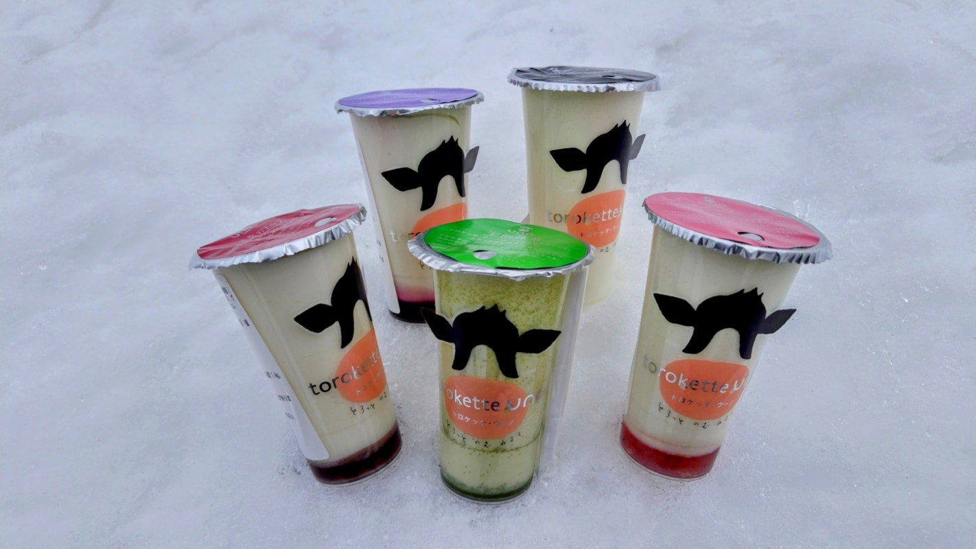 細長い色違いのカップに入ったスイーツが5つ並んでいる