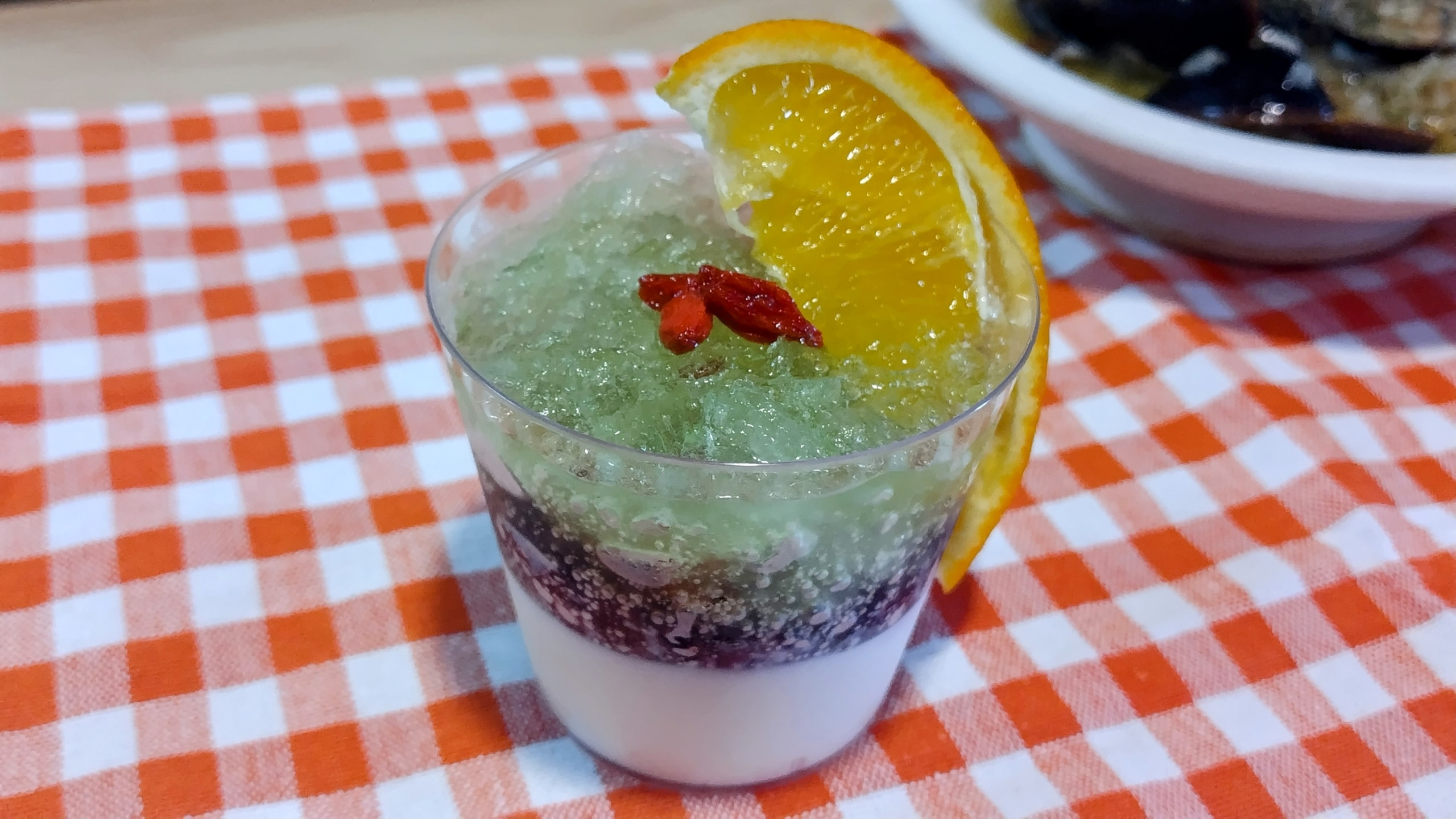 テーブルの上に透明のカップに入ったスイーツが置かれている